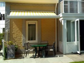 Terras met zonneluifel bij Vakantievilla Eb en Vloed 7