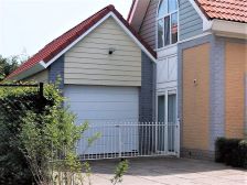 Gevel met garage van Vakantievilla Eb en Vloed 7